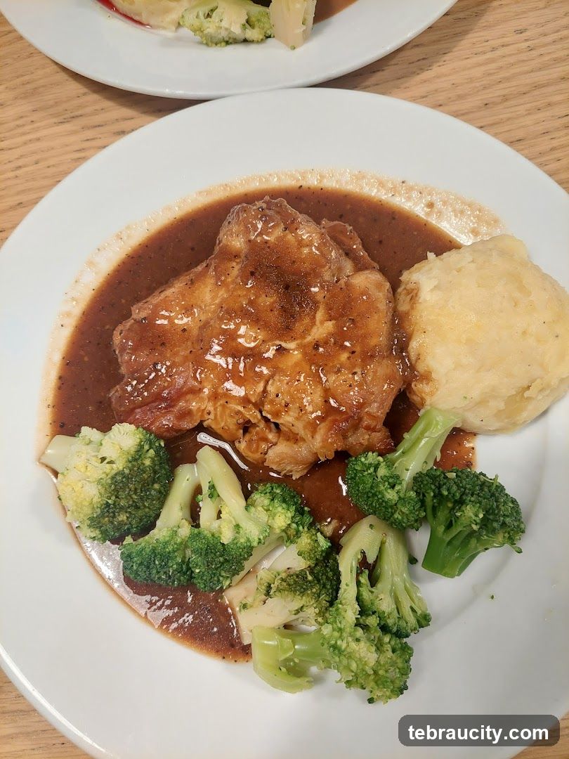 Chicken dish with mashed potatoes and broccoli