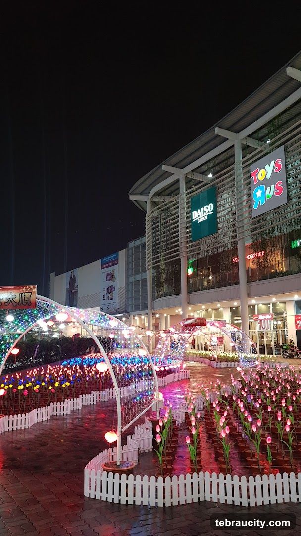 Nighttime illumination display outside a shopping center