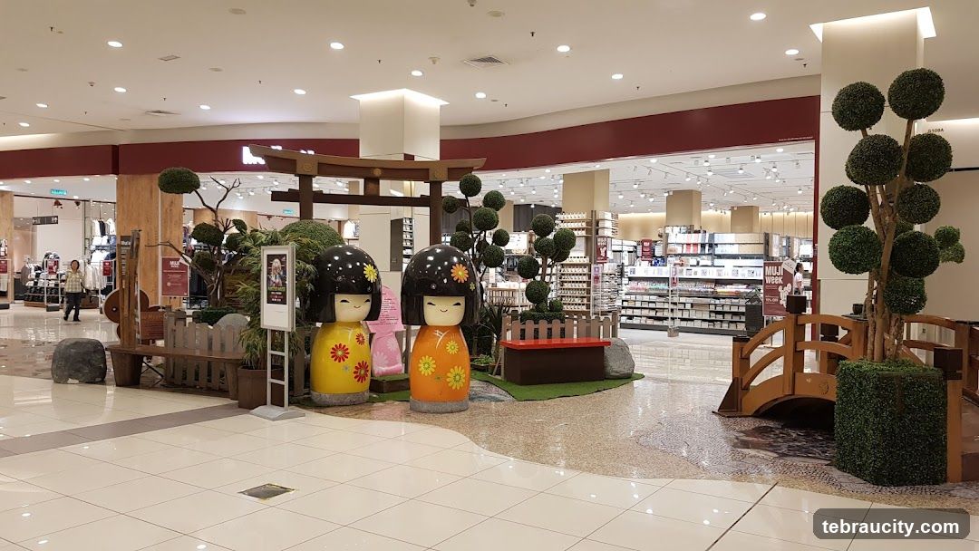 Japanese-themed mall display