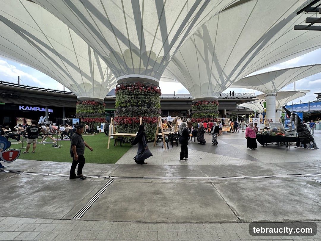 Outdoor Market and Fitness Area