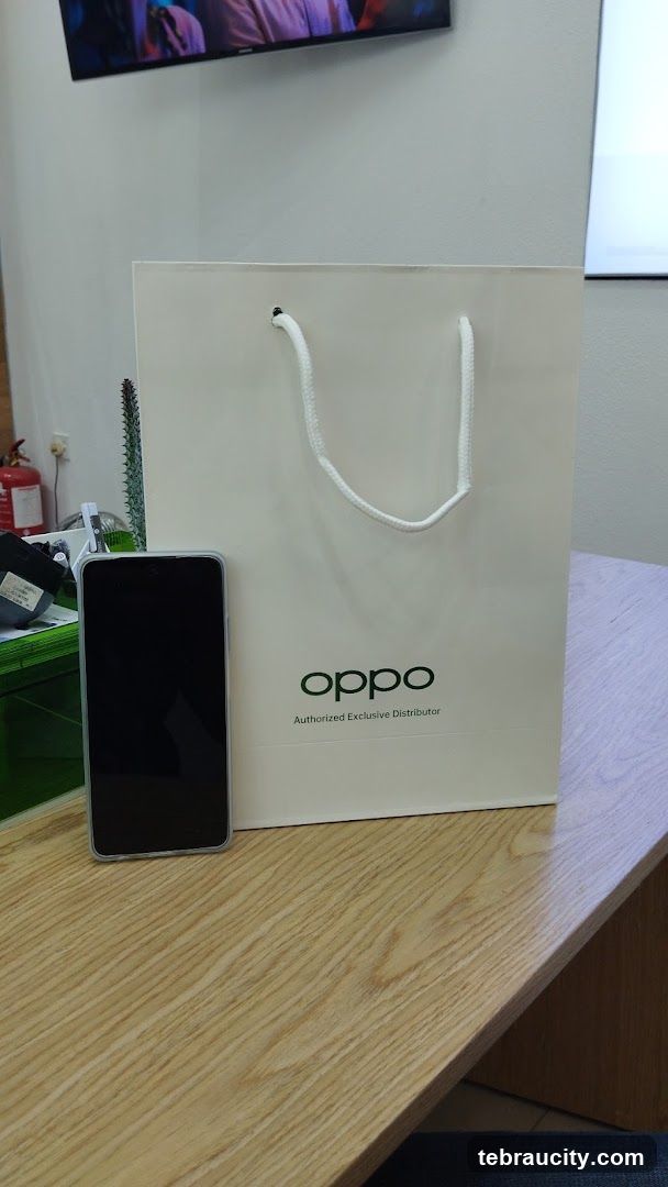 Oppo Shopping Bag and Smartphone