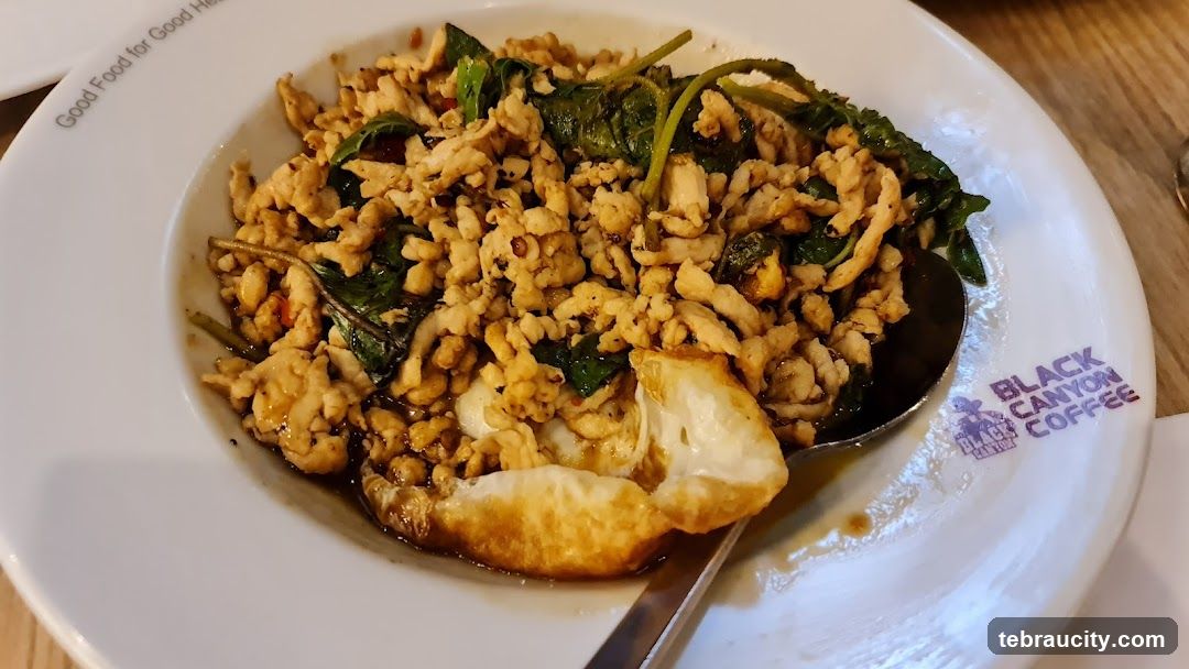 Stir-fried chicken with basil and fried egg