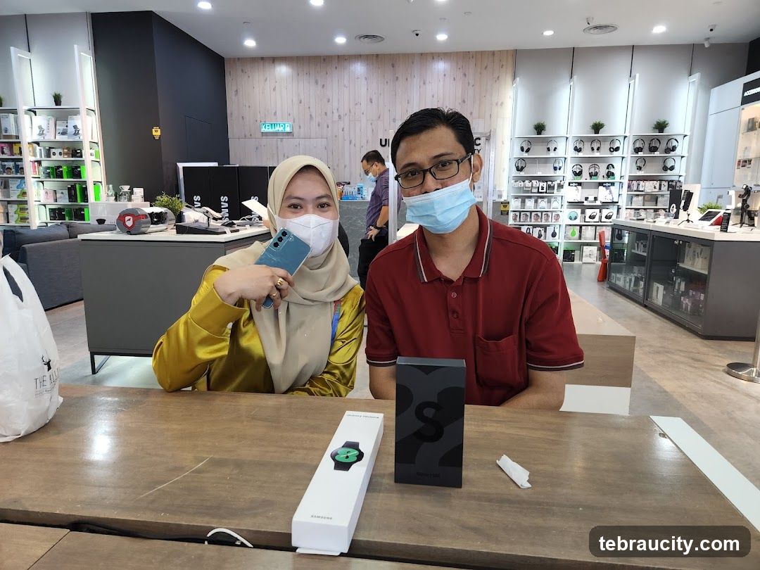 Customers with new Samsung products