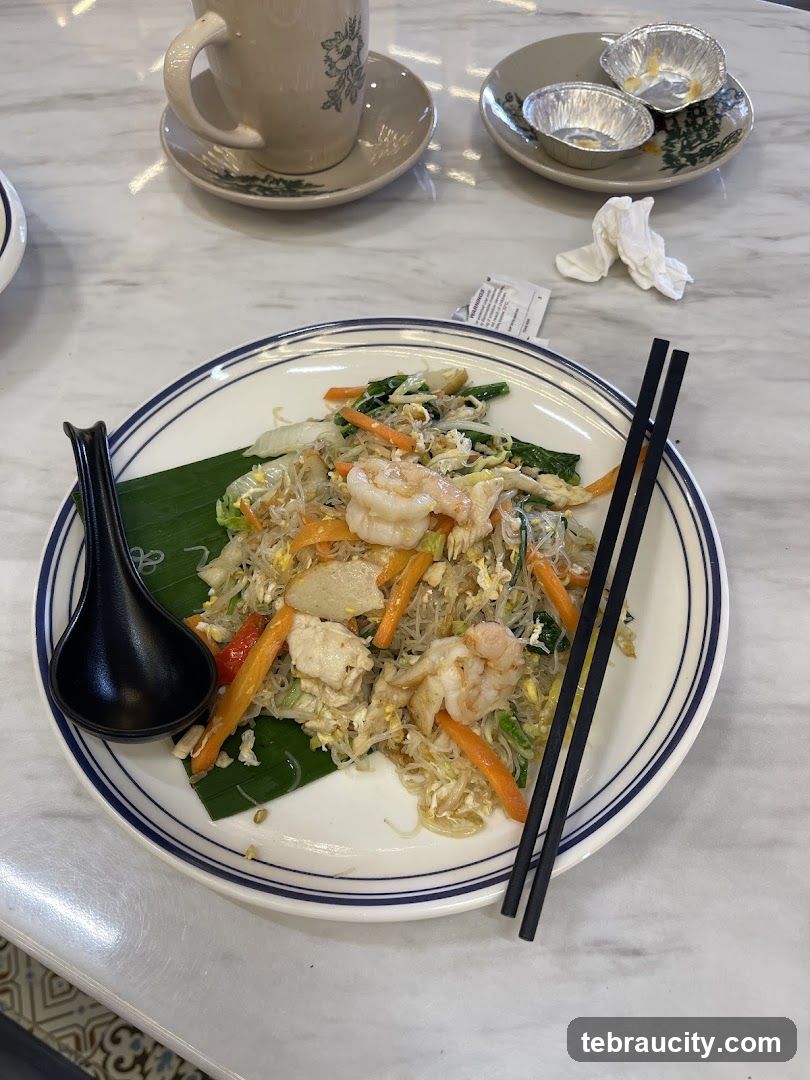 Stir-fried noodles with shrimp and vegetables