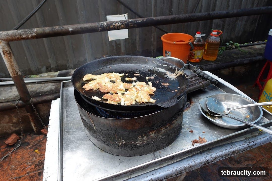Oyster Omelet Cooking