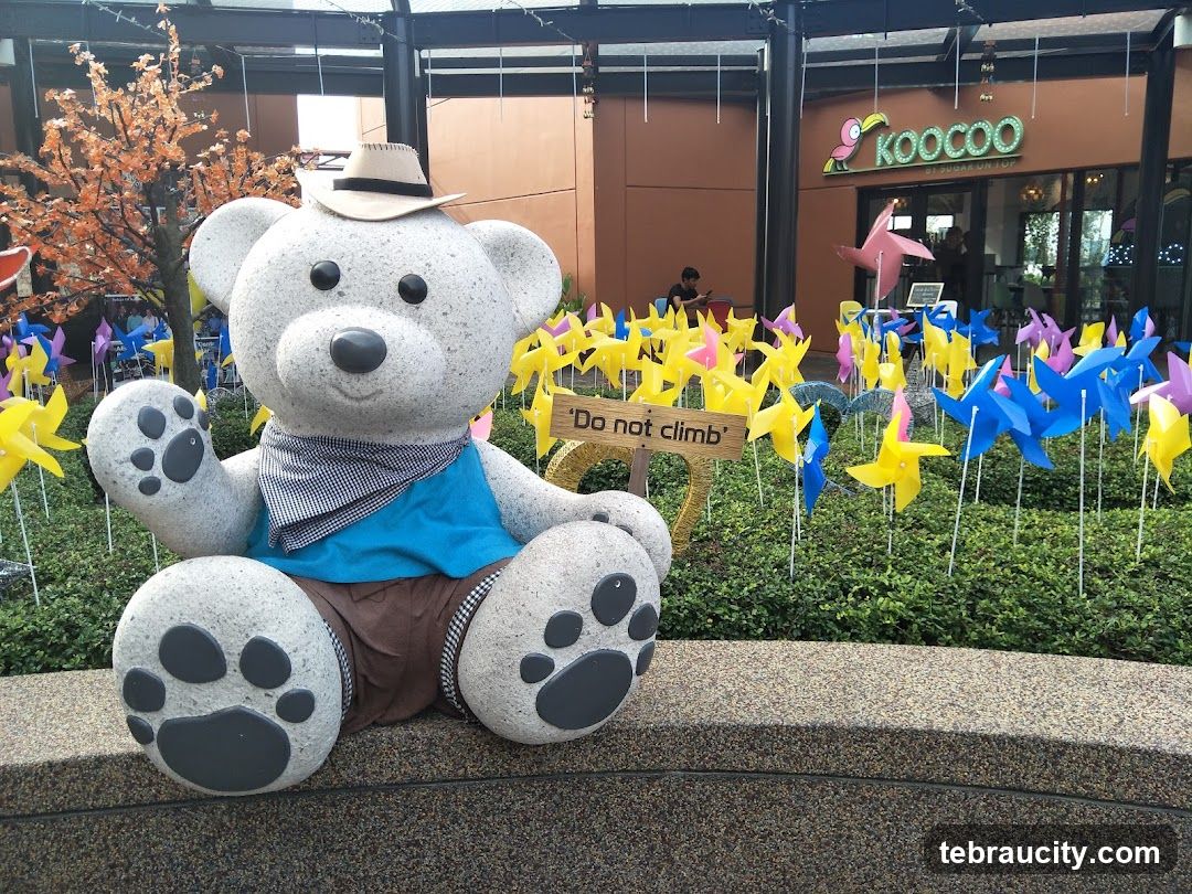 Outdoor decorative bear statue with windmills