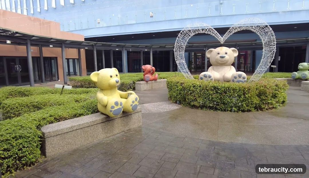 Outdoor Teddy Bear Sculpture Display