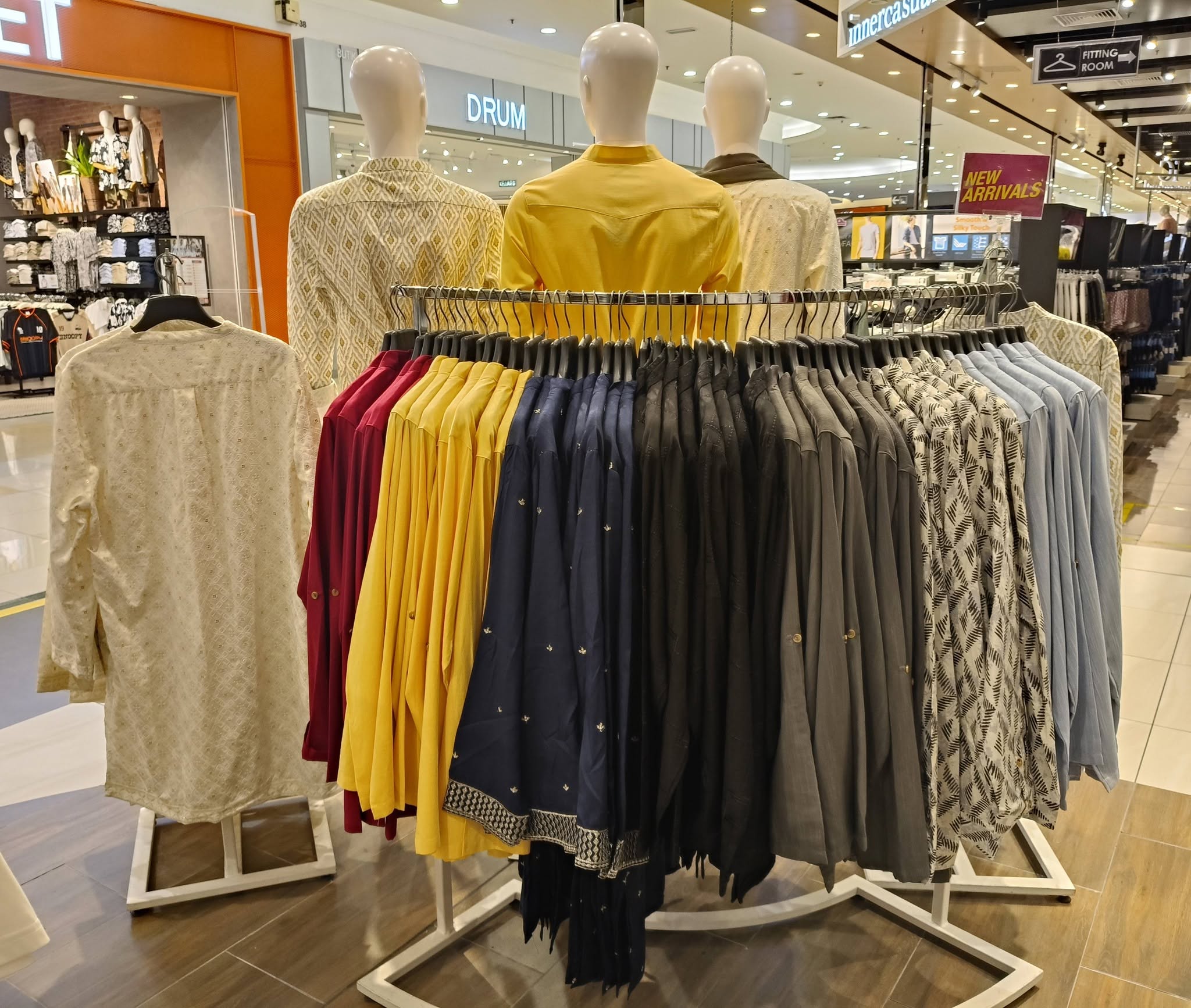 IntercaSual clothing racks