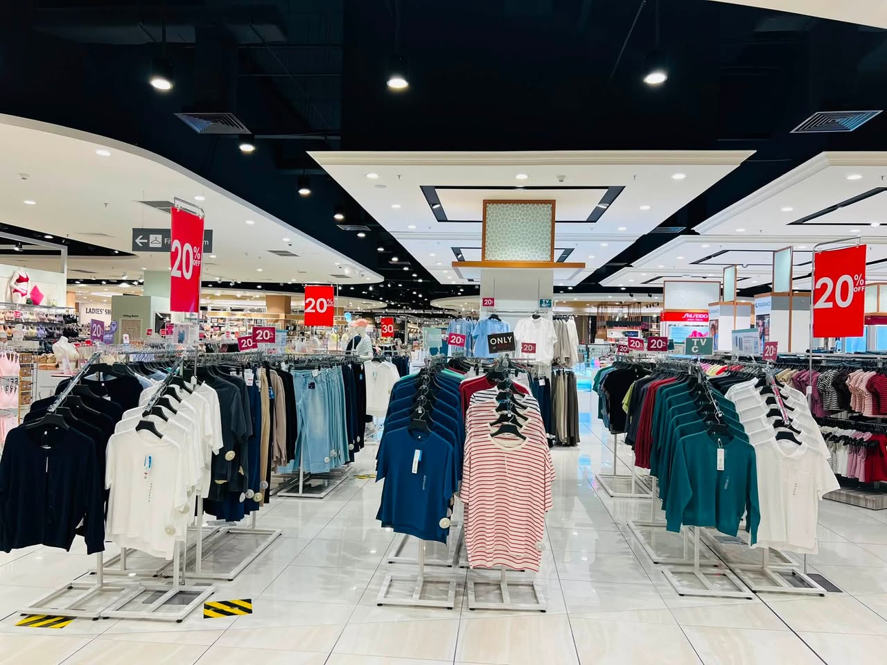 20% off signage at AEON Tebrau City ladies department