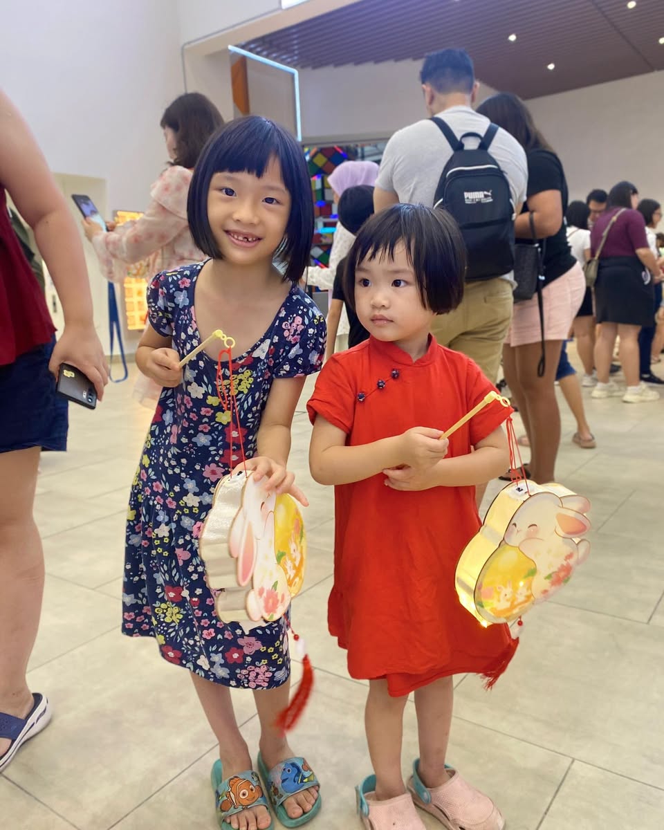 Children holding lanterns at Toppen Shopping Centre