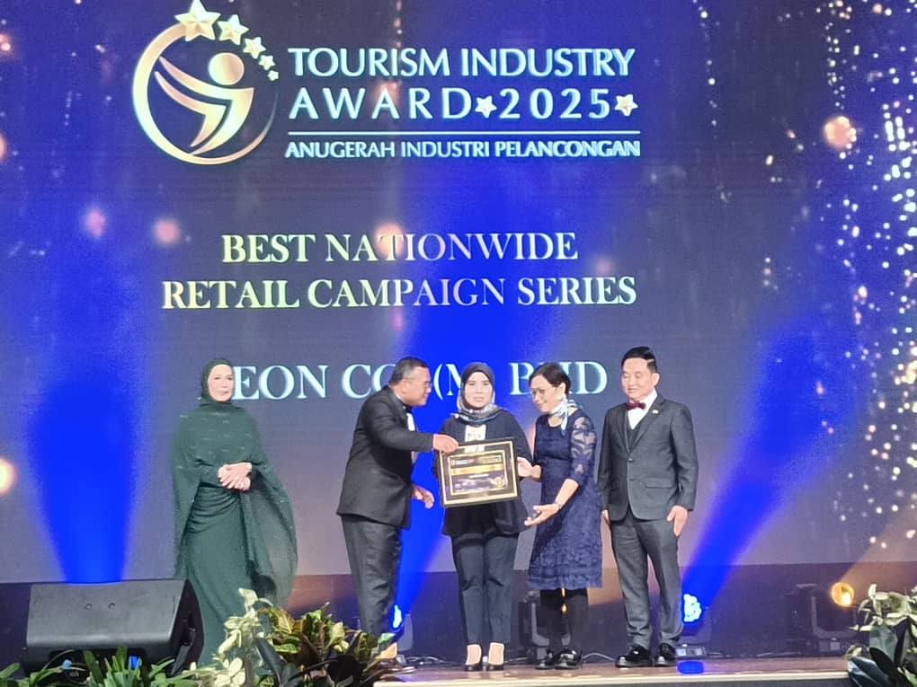 Representatives from AEON Malaysia proudly accepting their award trophy