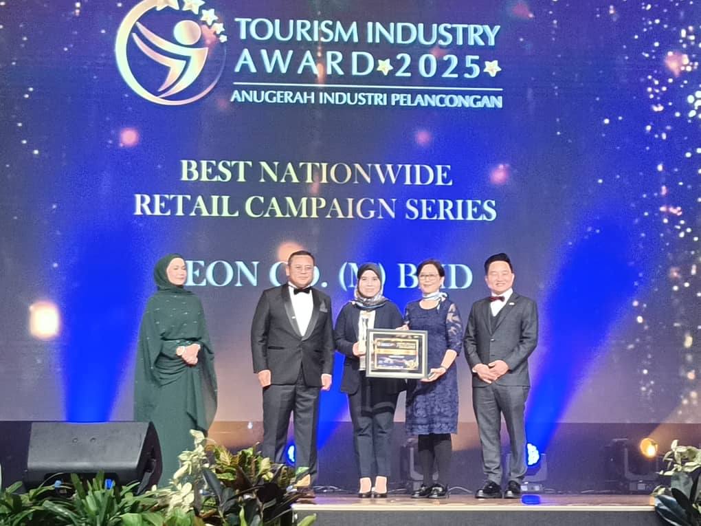 AEON Malaysia team celebrating their award win at the Tourism Industry Awards