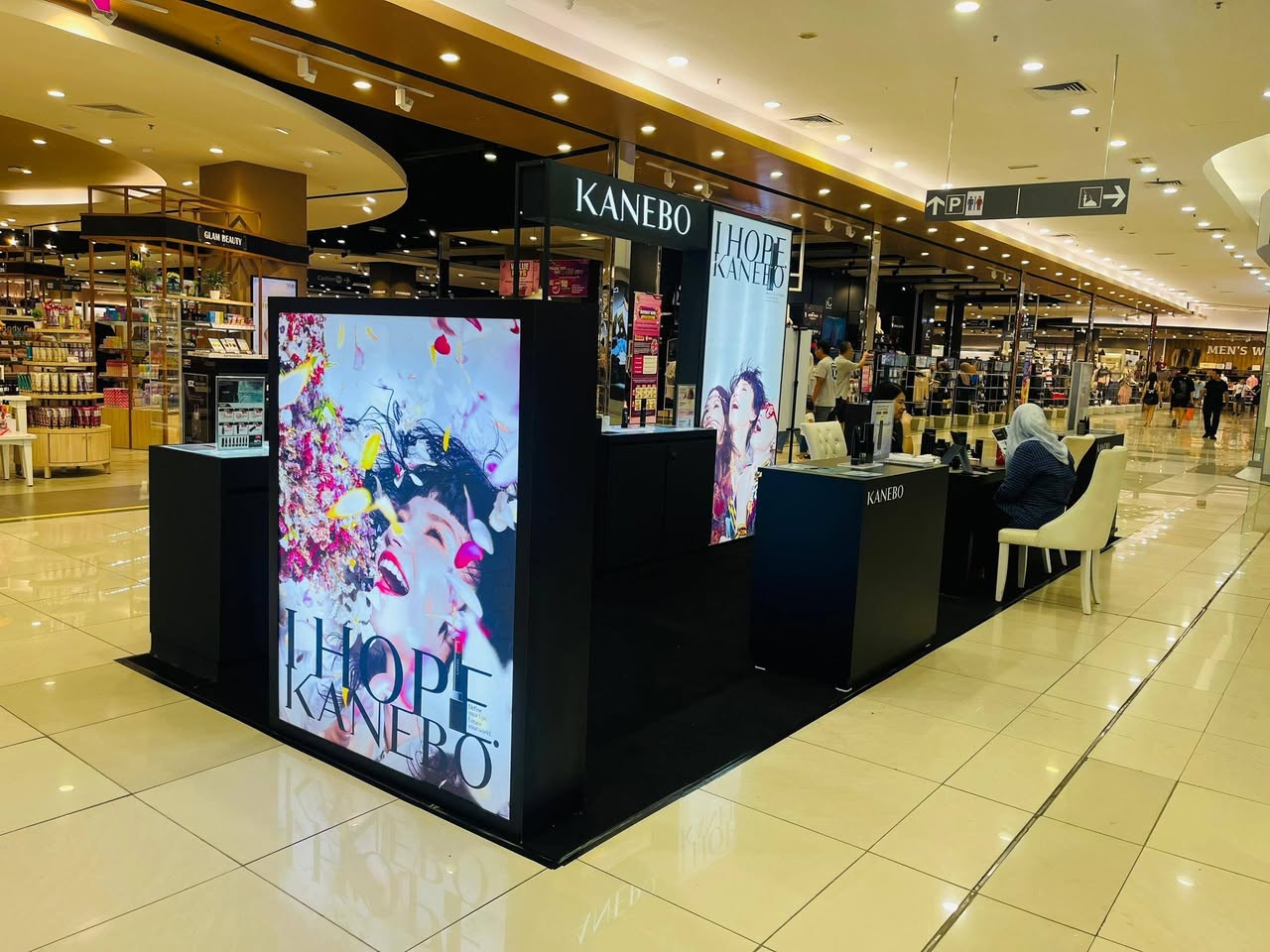 Kanebo kiosk with HOPE campaign digital displays