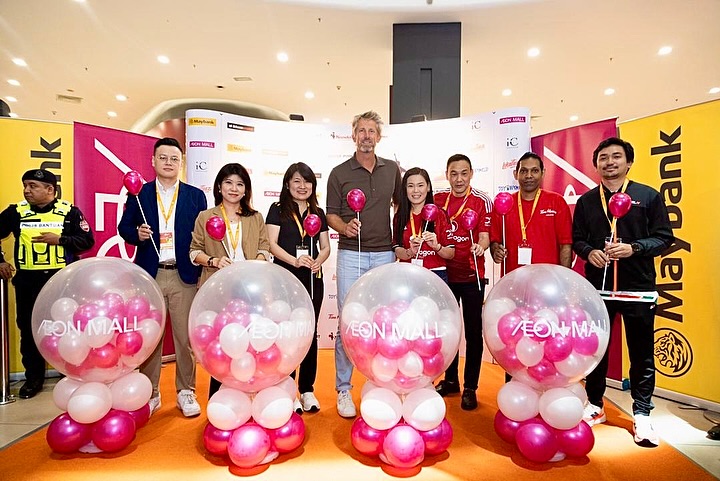 Edwin Van der Sar meeting fans at AEON Mall