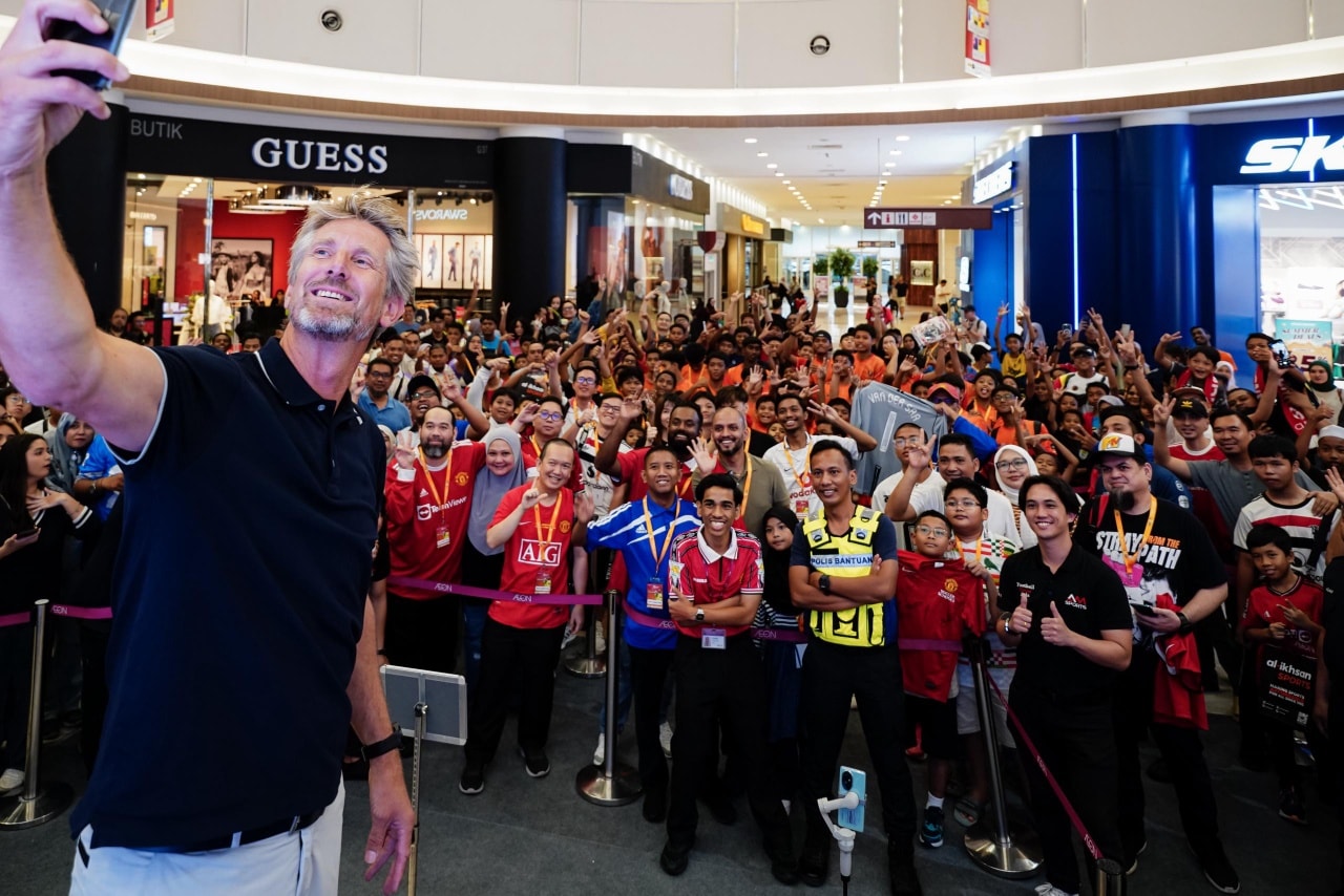 Dynamic scene from Edwin van der Sar's appearance at AEON Mall