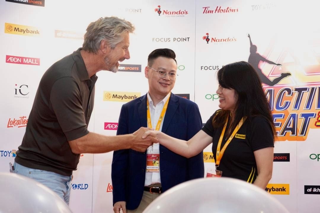 Edwin van der Sar smiles and gestures at an AEON MALL event.