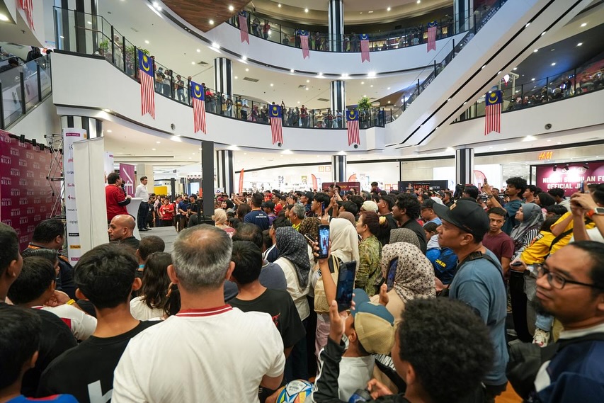 Fans showing their overwhelming support for Edwin van der Sar at AEON MALL Nilai.