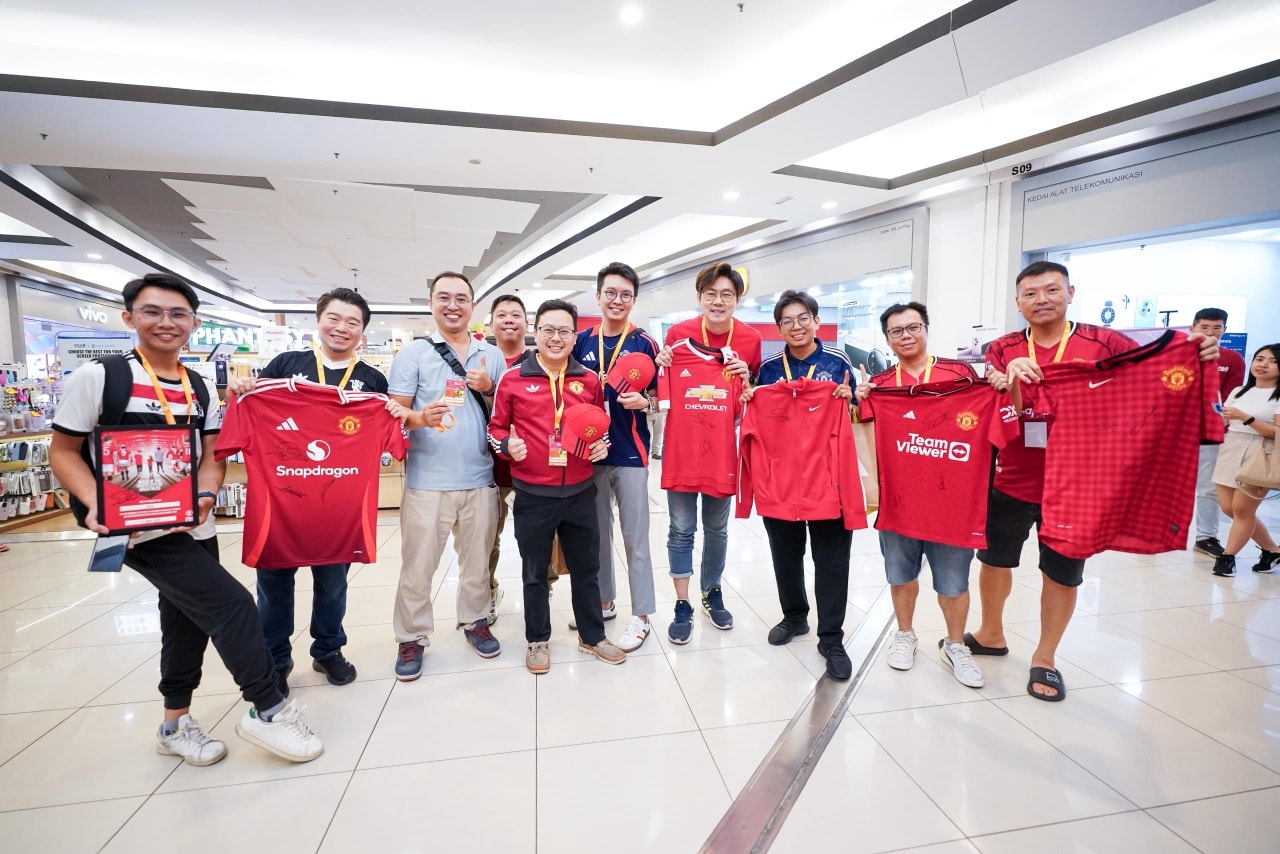 Crowd gathered to see Edwin van der Sar at AEON Mall event