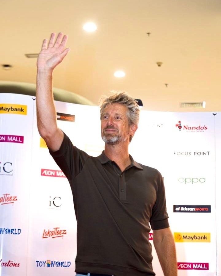 Edwin van der Sar interacting with attendees at an AEON MALL.