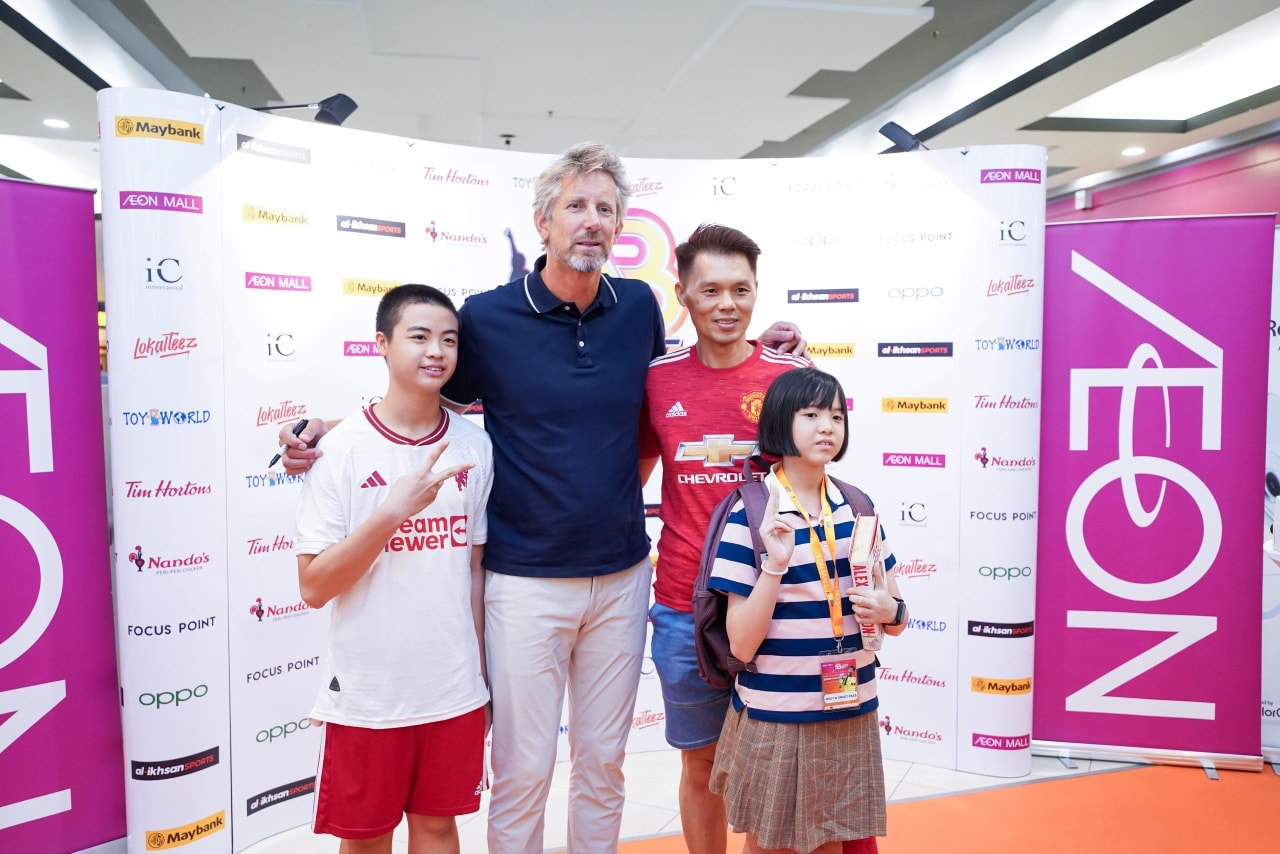 Edwin van der Sar interacting with fans at AEON Mall