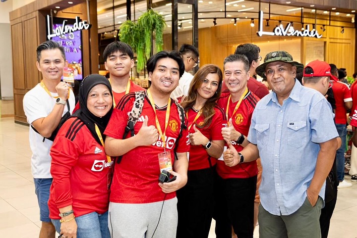 Edwin Van der Sar meeting fans at AEON Mall