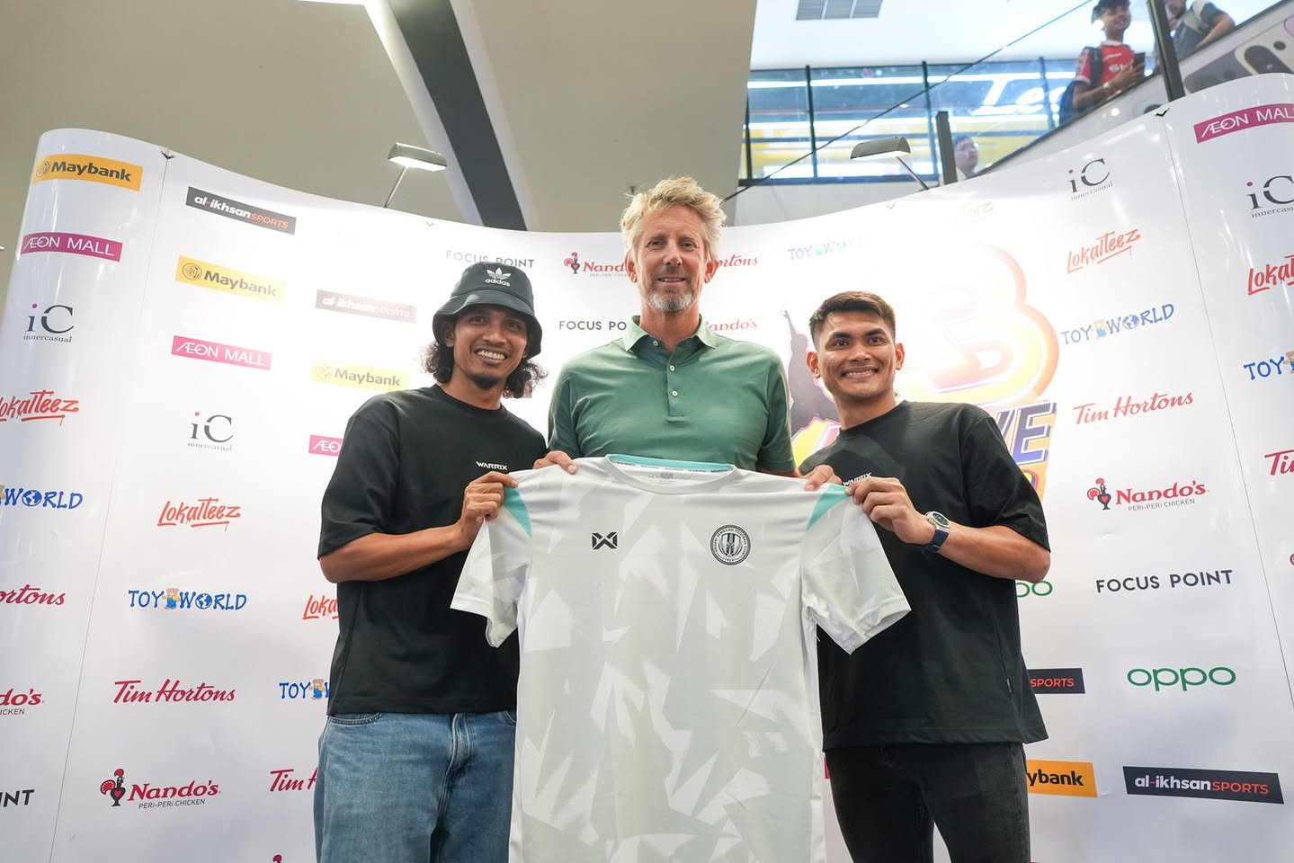 Edwin van der Sar engaging with excited fans at AEON MALL Nilai.