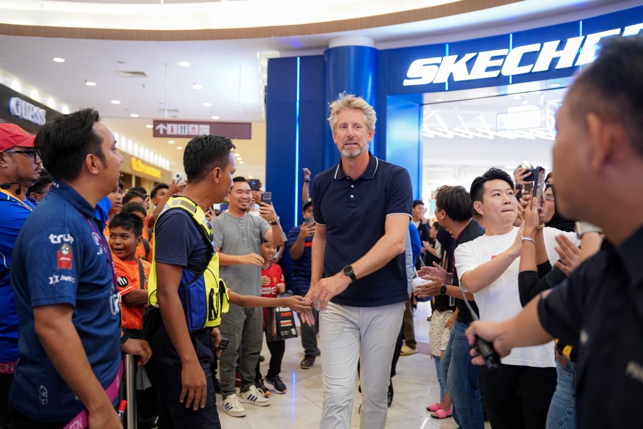 Edwin van der Sar signing autographs for excited fans