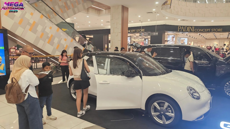 Attendees gathered around the GWM Haval H6 HEV at the event