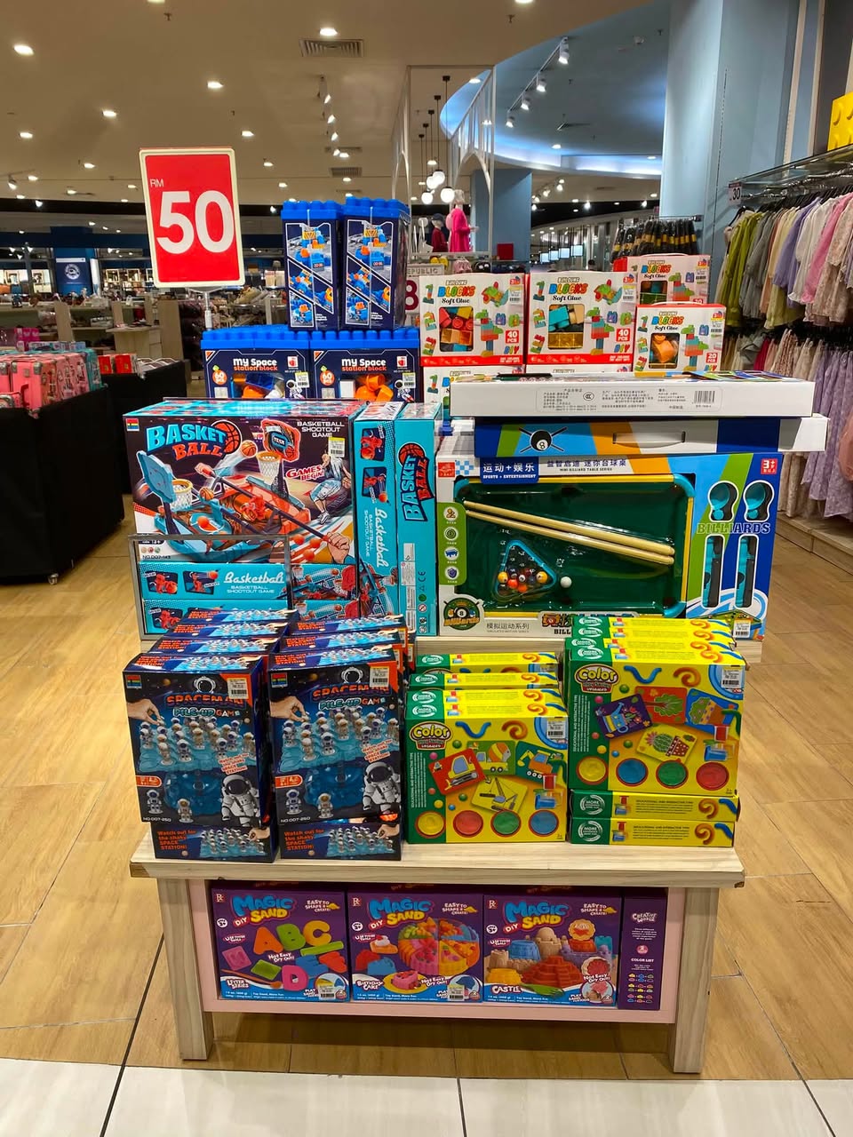 Basketball set, Magic Sand ABC, table tennis set and 3D puzzles at the Toys Fair