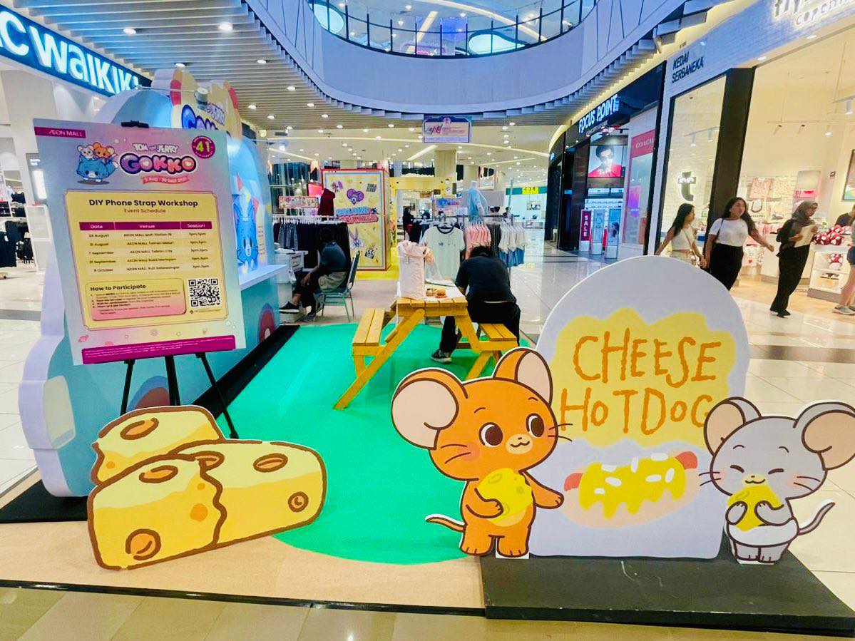 A variety of official licensed Tom and Jerry Gokko plush toys and items