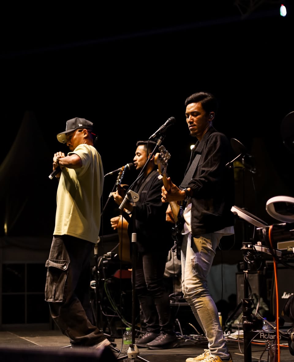 Three musicians performing live at Toppen festival
