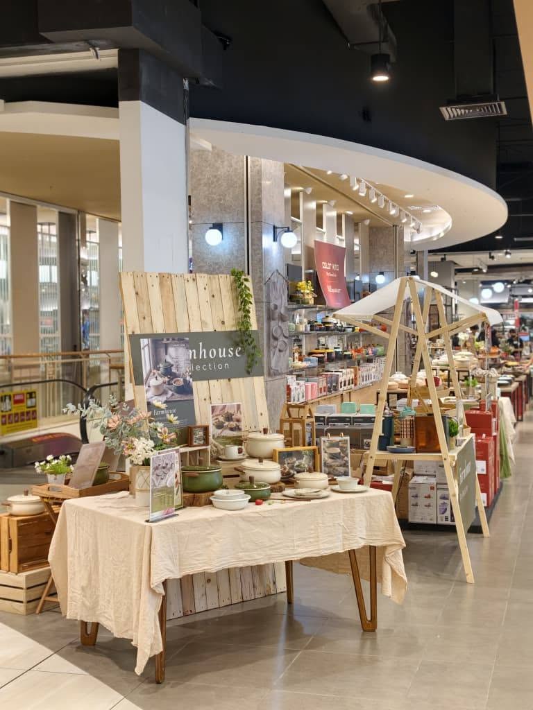 Dutch House Collection ceramic tableware display