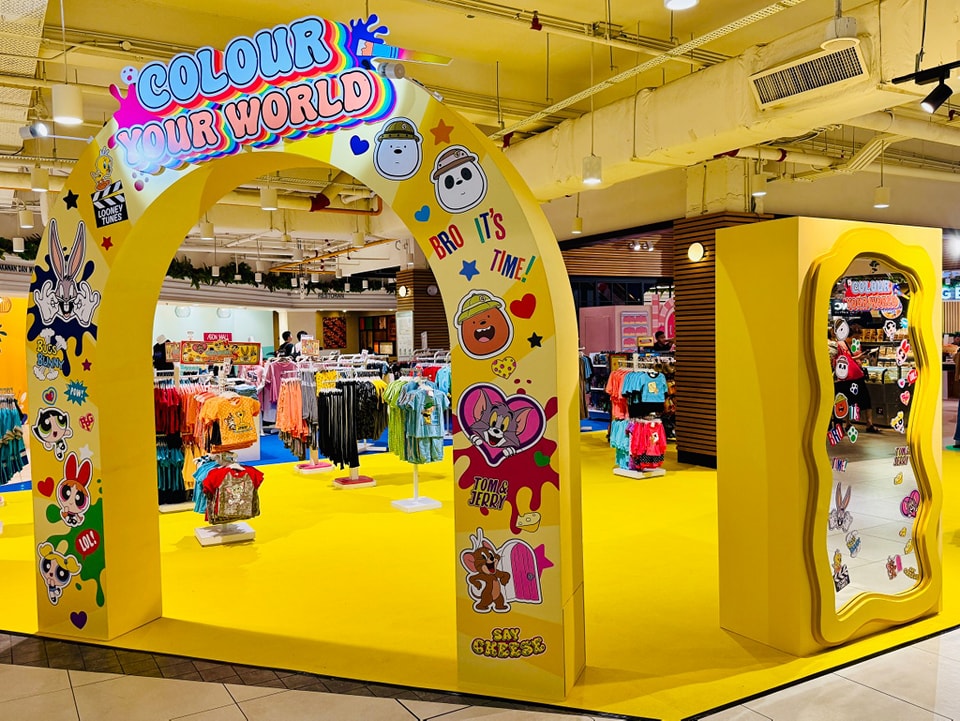 Merchandise featuring other Warner Bros. characters like Looney Tunes and Powerpuff Girls.