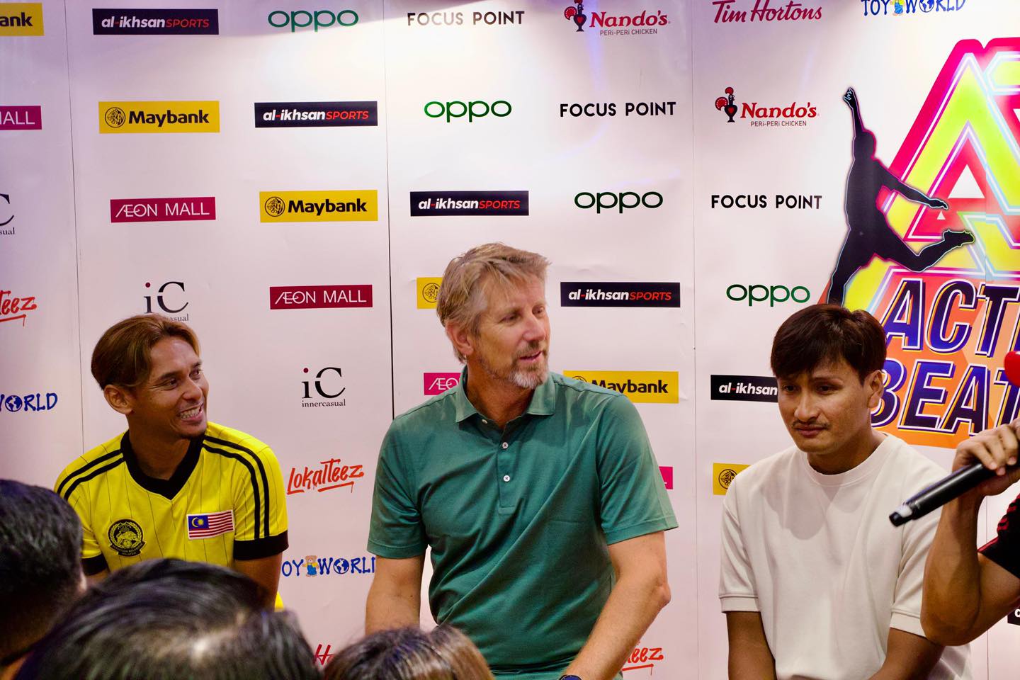 Edwin van der Sar engaging with attendees during his visit.