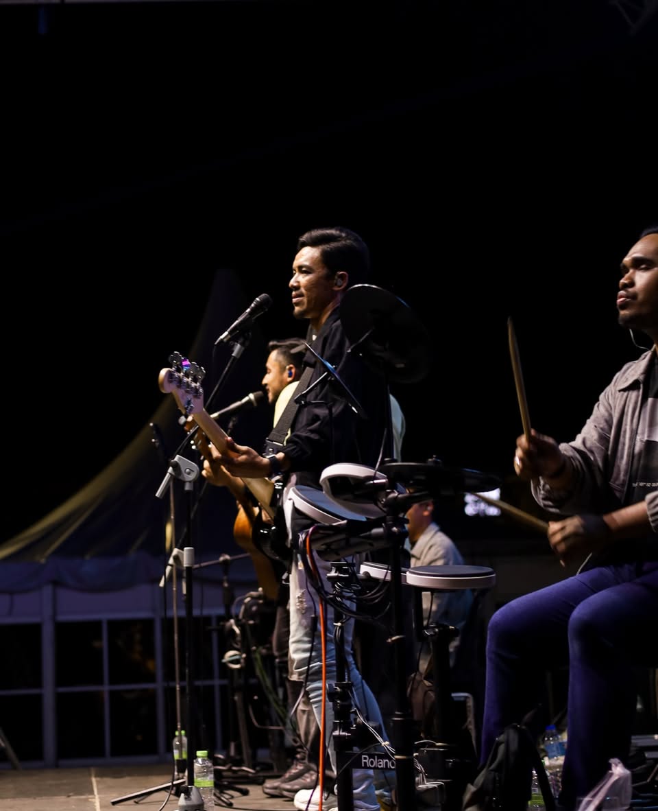 Live band performance on stage at Toppen