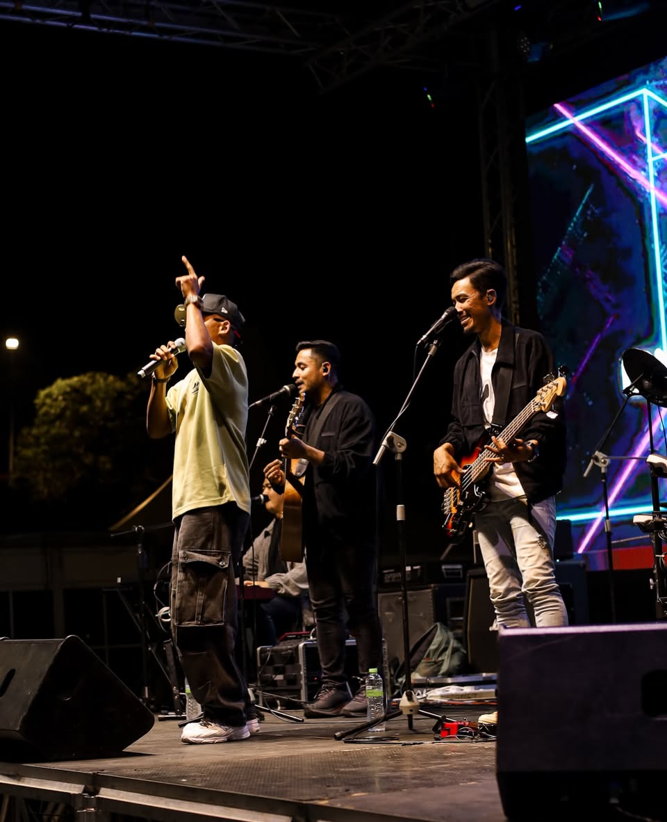 Nighttime live music performance at Toppen outdoor stage