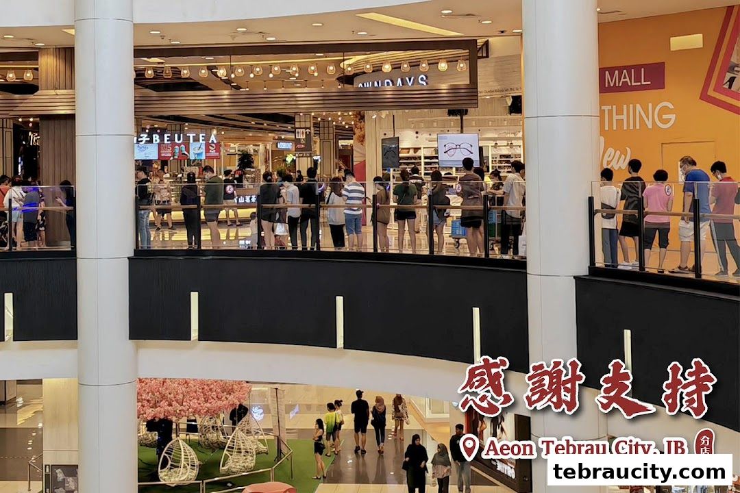 People queuing at Beutea and other shops in a mall, with decorative elements below.