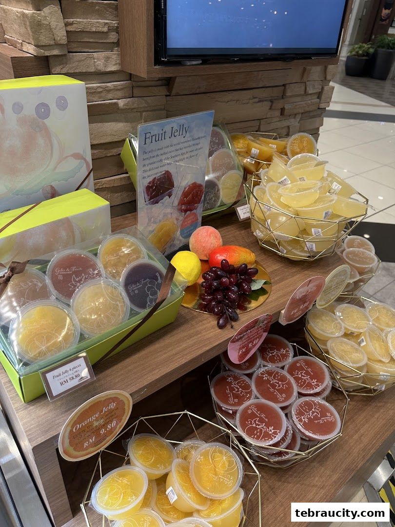 A display of assorted fruit jellies and gift boxes from Châteraisé.