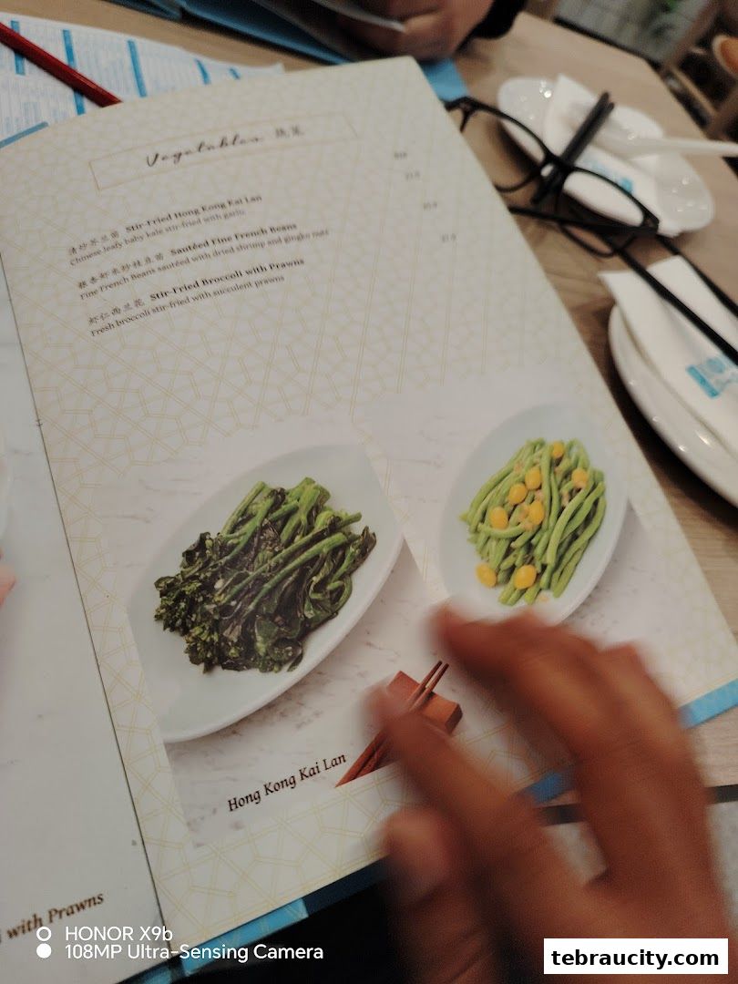 A menu page from Dolly Dim Sum featuring vegetable dishes with accompanying images.