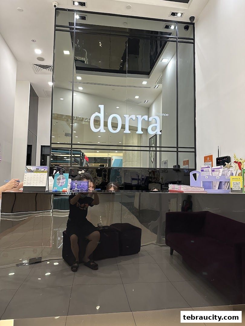 The entrance of Dorra Slimming, a beauty salon, with its logo visible on the glass.