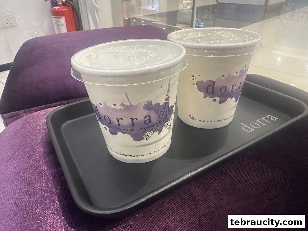 Two cups of iced drinks with the Dorra Slimming logo on a black tray.