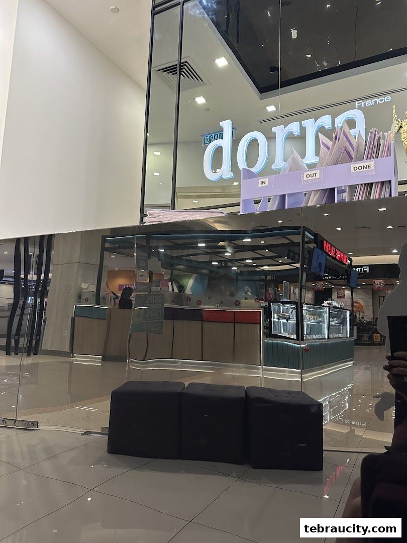 The entrance of Dorra Slimming, a beauty salon, with its prominent signage and interior visible.