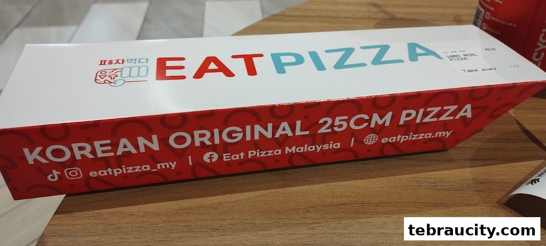 A pizza box from Eat Pizza featuring Korean Original 25cm Pizza.