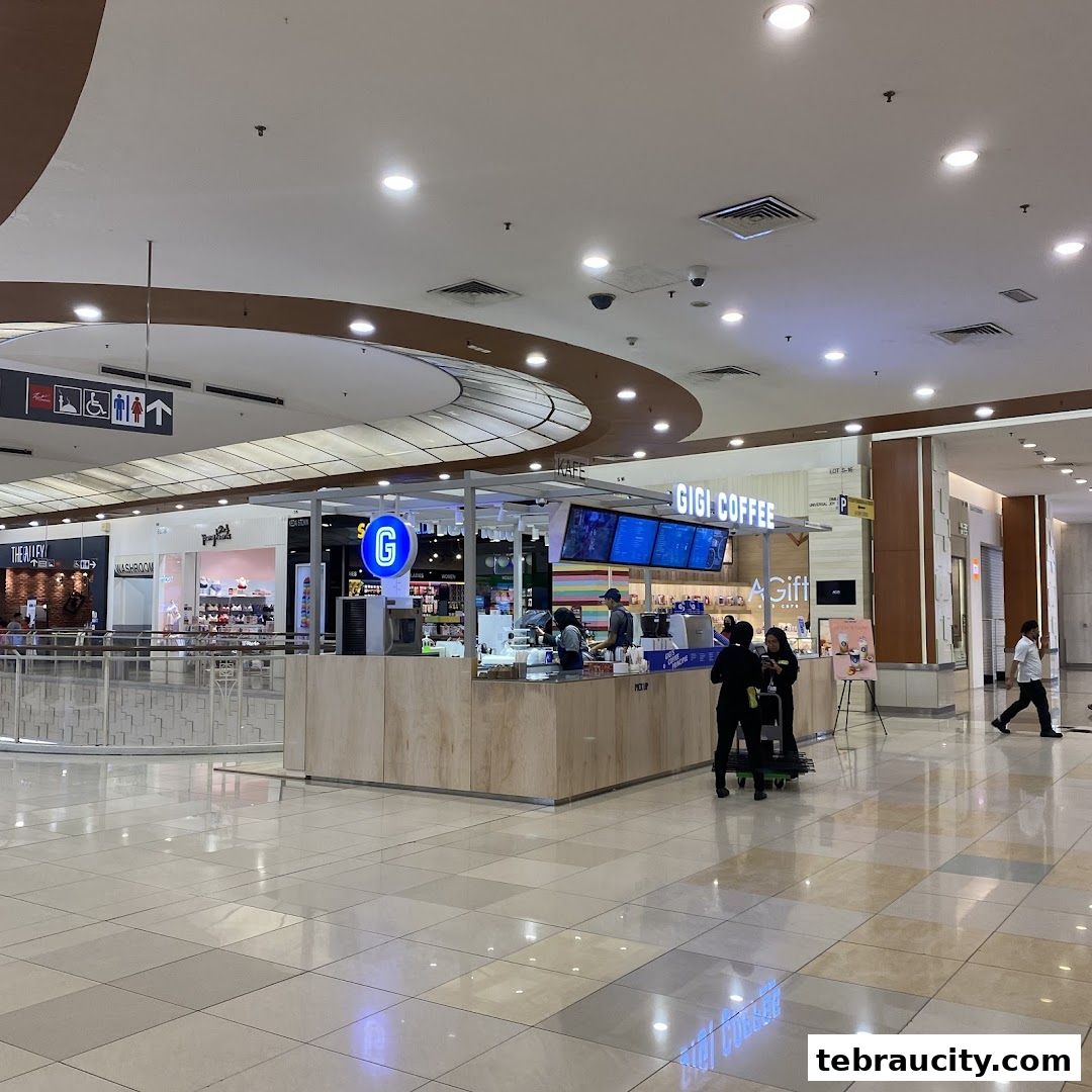 A Gigi Coffee kiosk in a shopping mall with staff serving customers.
