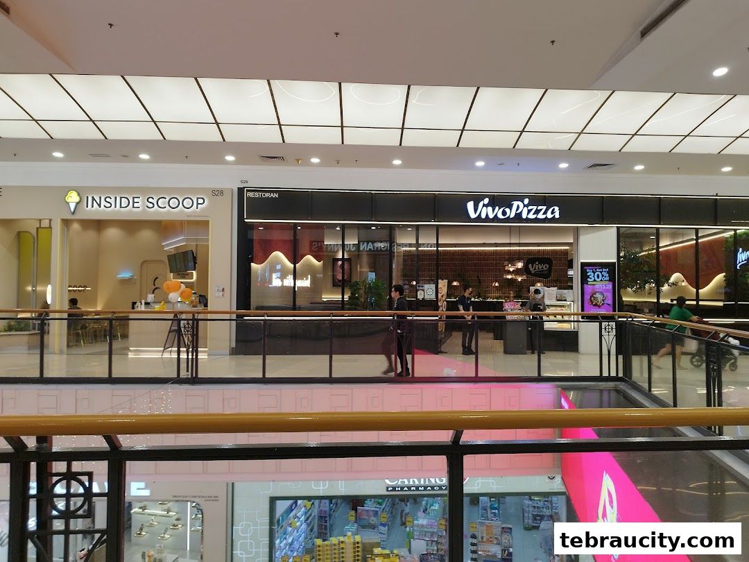 The storefront of Inside Scoop ice cream shop and Vivo Pizza restaurant in a mall.