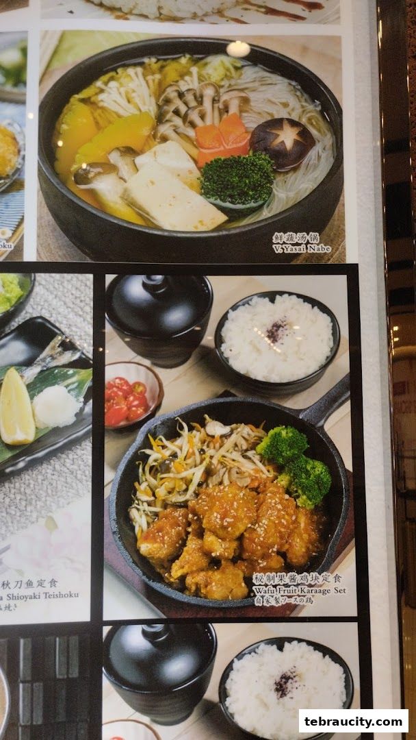 A menu featuring Japanese dishes including a vegetable hot pot and fried chicken.