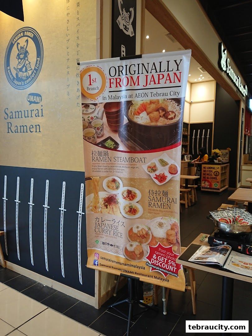 A banner advertising Samurai Ramen's Japanese dishes, including ramen and curry rice.