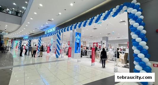 LC Waikiki store entrance decorated with blue and white balloons, showcasing clothing displays.