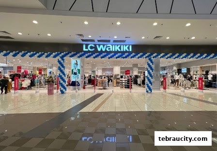 The entrance of an LC Waikiki clothing store decorated with blue and white balloons.
