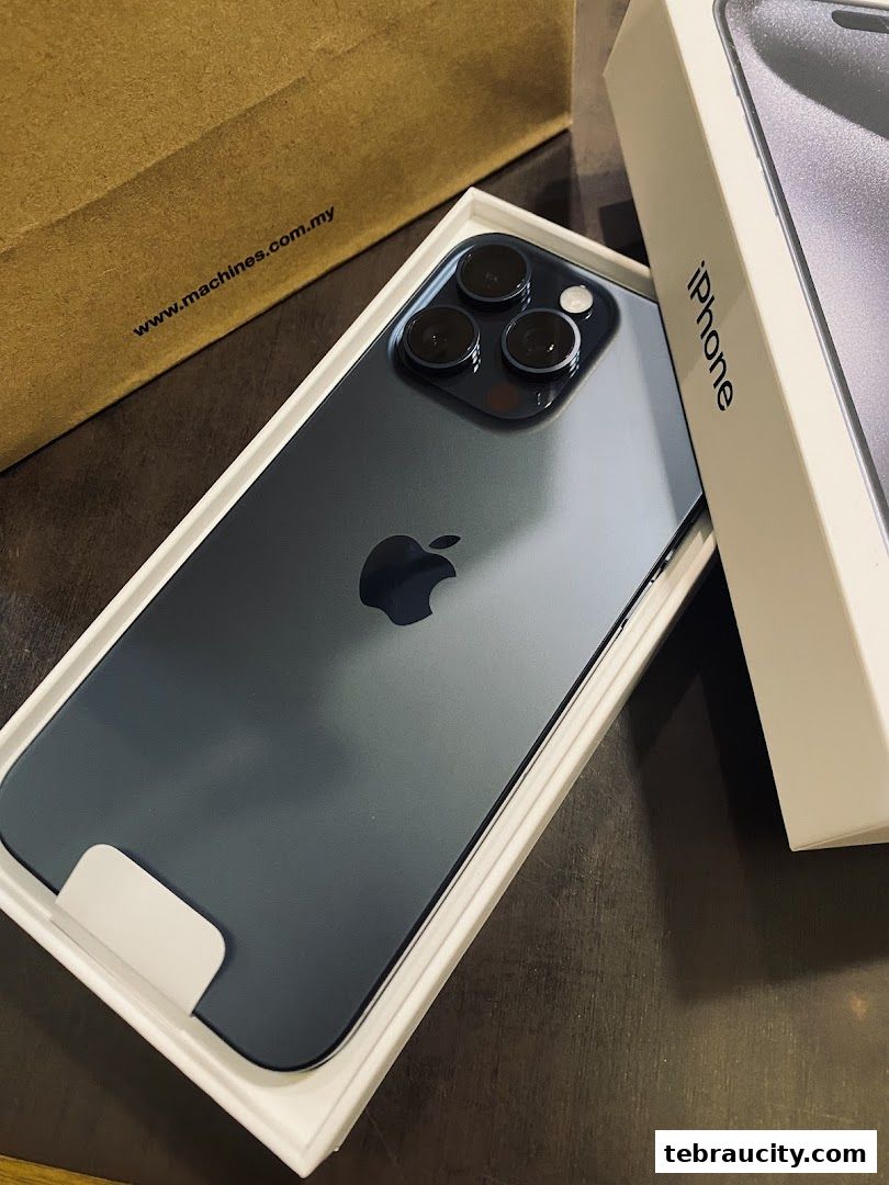 A new iPhone is displayed in its box next to a shopping bag from Machines.